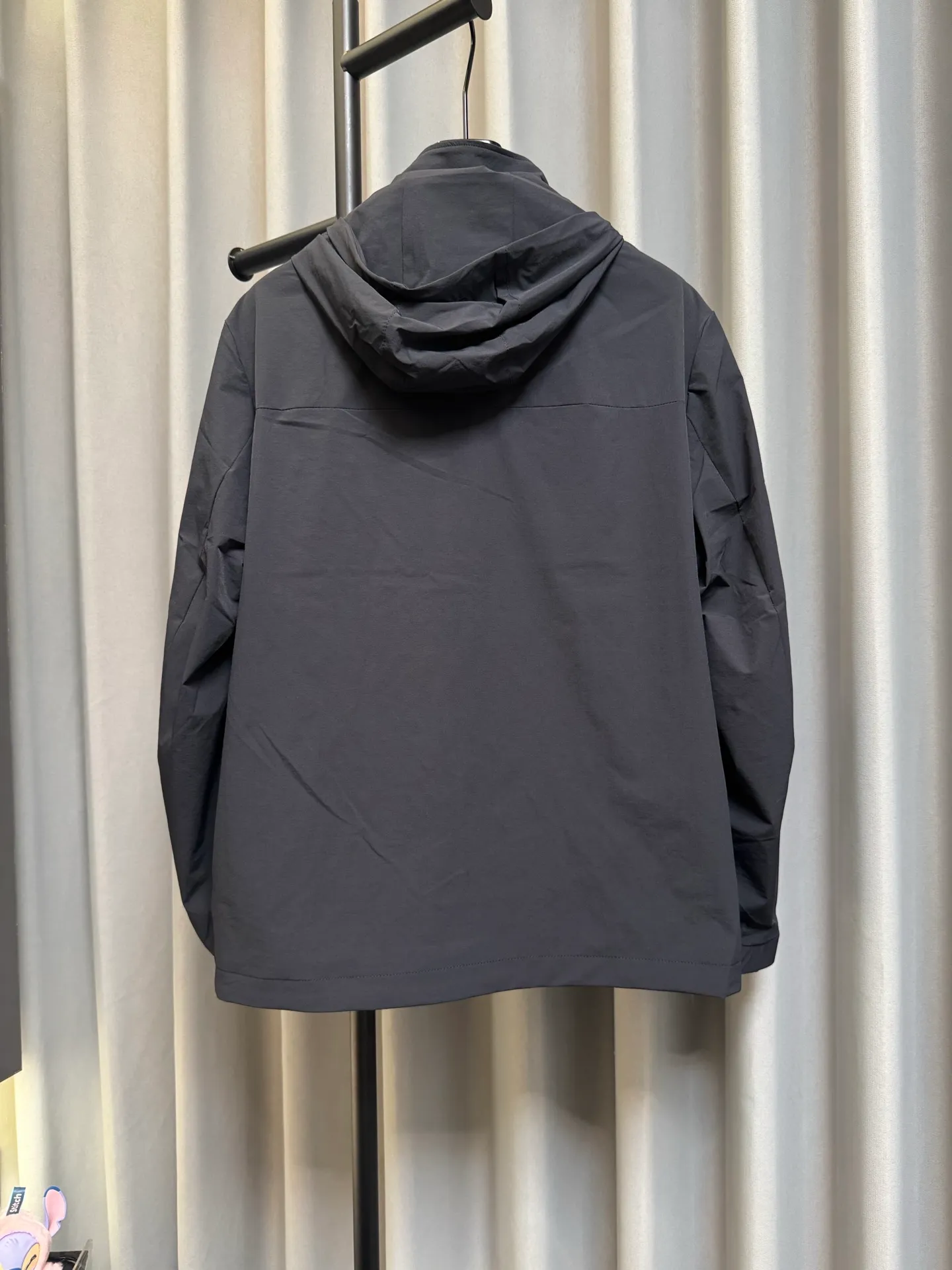 [Premium Replica] Loro Piana 26fw LP Early Autumn New Arrival Metal Logo Brand Hooded Jacket (Gray Black) Top Edition Customized fabric in the cabinet Breathable, high comfort, impeccable details, brand element design concept, reflecting high quality. It feels delicate and soft! Presenting casual tailoring, it can be used for business, old money or leisure. It has three complete standards. Look for the correct version. Size: m/l/xl/xxl/xxxl